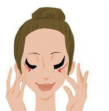 (眼霜) 你知道嘛？女生从18岁开始就要使用眼霜啦~涂抹的时候要注意手法哦~在眼眶四周稍加按压，这样可以促进眼部毛细血管的运动~会有效改善黑眼圈哒~