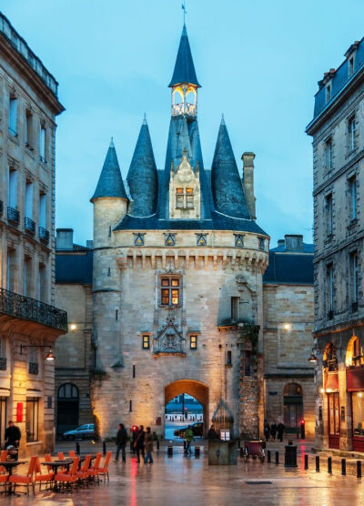 ThePorte Cailhau in Bordeaux, France。法国波尔多卡约门。波尔多坐落在加伦河的南岸，是一个很传统的法国城市，它那碧水蓝天，得天独厚的自然环境，在法国首屈一指。繁忙的港口贸易，又使得它多了很多和外界交流的…