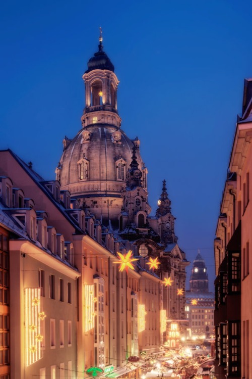 Dresden Germany (by Matthias Haker)德国萨克森州德累斯顿明茨冷巷。德累斯顿意为河边森林的人们，是德国萨克森自由州的首府，德国东部重要的文化、政治和经济中心。由于德累斯顿温和的气候和合适的城市建设位置，以及易北河上精美的巴洛克式建筑，使德累斯顿得到“易北河畔的佛罗伦萨”的美称。历史上曾经有60年的时间，德累斯顿都会区（含附近郊区）是仅次于柏林、汉堡和科隆的德国第四大都市区。