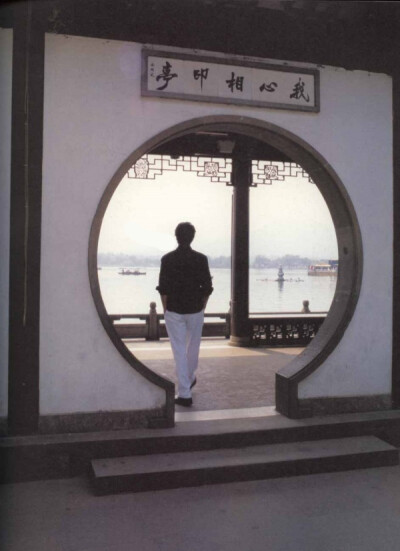 张国荣写真#庆# 太爱哥哥穿白裤子黑衬衫，太爱哥哥的背影。我心相印亭。