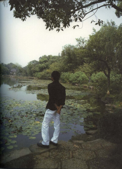 张国荣写真集#庆# 哥哥太优雅！太爱哥哥这套黑衬衫白裤子！