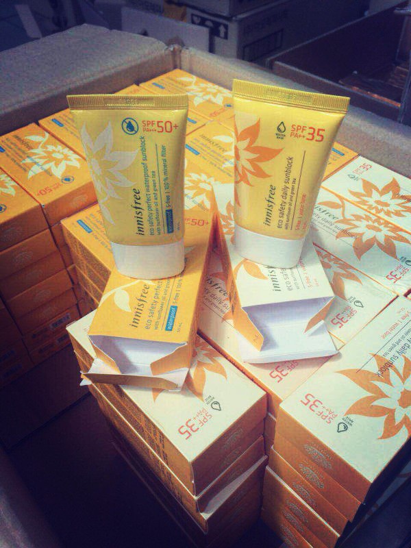 【I like beauty 】innisfree悦诗风吟有机安全高效持久防晒霜 SPF35PA+++ ●通过法国ECO机构认证 ●SPF35/50PA+++具有防水效果，让出汗，或者夏季在海边游玩，❤️水上乐园玩耍时不用担心脸部掉妆和花掉哦~  ●没有油腻的感觉，薄薄的有机粉让皮肤感觉清爽，起到一层保护层，可以配合粉底一起使用。35倍50倍现货