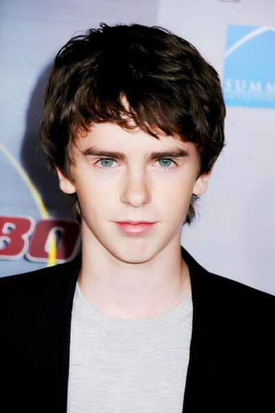 Freddie Highmore 桌面 壁纸 头像 欧美 帅哥 男神