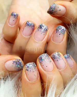 美甲图案  亮片法式甲