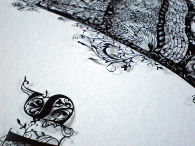 苍山日菜(Hina Aoyamas)，是日本著名的剪纸艺术家，她独创了一种仿佛微雕一般的字母剪影艺术