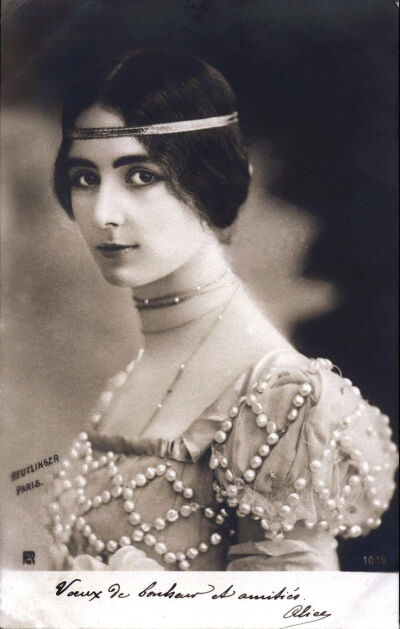 法国古董明信片系列：Cleo de Merode（1875-1966），法国芭蕾舞女明星，拥有“惊为天人”的美貌，她的美丽面庞曾是20世纪初巴黎“美好年代”的象徵。