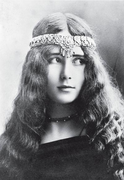 法国古董明信片系列：Cleo de Merode（1875-1966），法国芭蕾舞女明星，拥有“惊为天人”的美貌，她的美丽面庞曾是20世纪初巴黎“美好年代”的象徵。