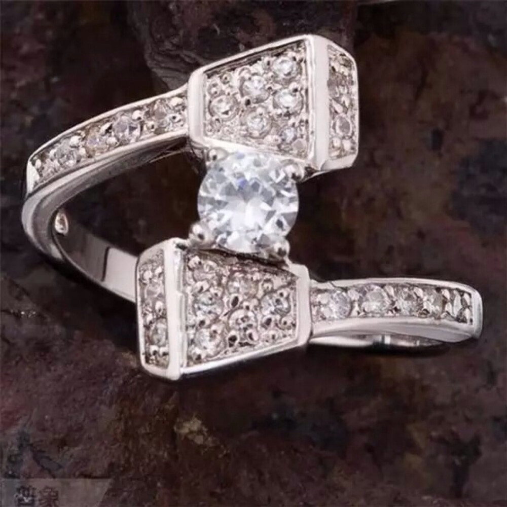 西方人注重物品表面，喜欢闪亮、耀眼的东西，所以钻石是西方人最热爱的珠宝