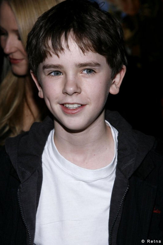 Freddie Highmore 桌面 壁纸 头像 欧美 帅哥 男神