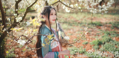  【汉服】#汉服春游#春日记，你未看花时，此花与汝心同归于寂；你来看花时，则此花颜色一时明白起来，便知此花不在你心外。人生当是如此，春风可乱青丝，人亦思闲静，春风十里，不如你！ 出镜@撩人的飞天-猪