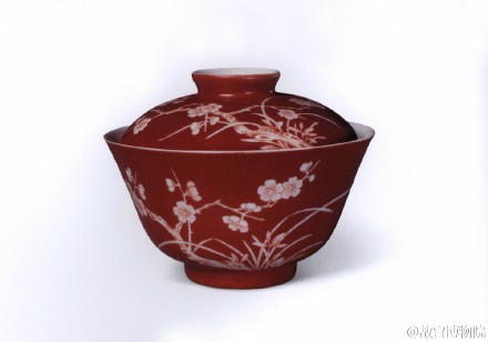 由于制作精美，慎德堂款盖碗不仅是道光皇帝的御用之瓷，也为咸丰、同治、光绪、宣统皇帝所珍爱，据清室善后委员会记录，当年在溥仪出宫时，养心殿内就曾摆有一对署“慎德堂制”款的粉彩莲瓣纹盖碗，此外在斋宫、诚肃殿、承乾宫、茶库、敬事房等处也有此类盖碗摆放。原po见水印