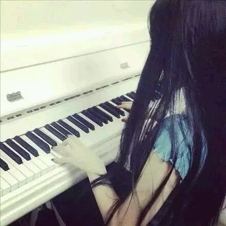 女头 弹钢琴 by·Taylor