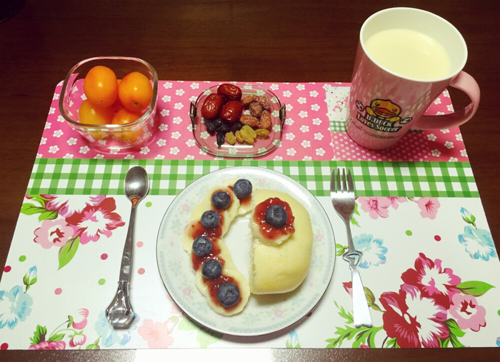 今天的早餐[饭]～～我吃了：玉米馒头配香蕉片&amp;amp;蓝莓&amp;amp;树莓果酱+现磨豆浆+坚果&amp;amp;果干+樱桃小番茄 ❤Candy's Sunday Brunch❤️