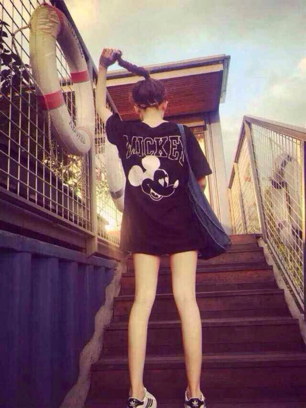 经典 classi mickey 长度刚好盖pp 可以配热裤或者legging 黑 短袖T ➕Wechat：wanzi_mm92