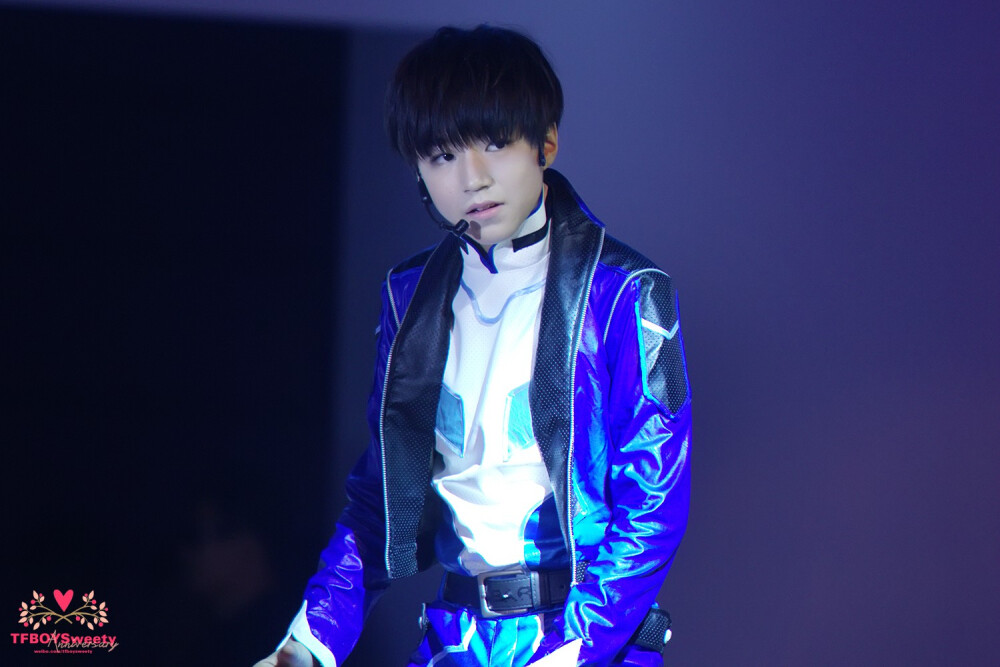 #王俊凯# #TFBOYS王俊凯# #TFBOYS# 140805热力赛车 cr logo