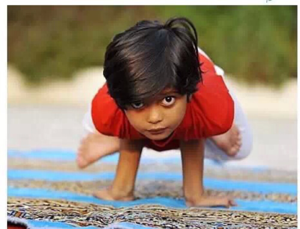 世界上最年轻的瑜伽教练 年仅六岁的潘迪是世界上最年轻的瑜伽教练。她67岁的教练发现了她的才华。现在，她每天上午五时三十分开始上课，学生有商人、教师和家庭主妇等等。她渴望被学生包围。潘迪说：“当人们按照我的指示，这感觉很好，我觉得像一个真正的老师。”