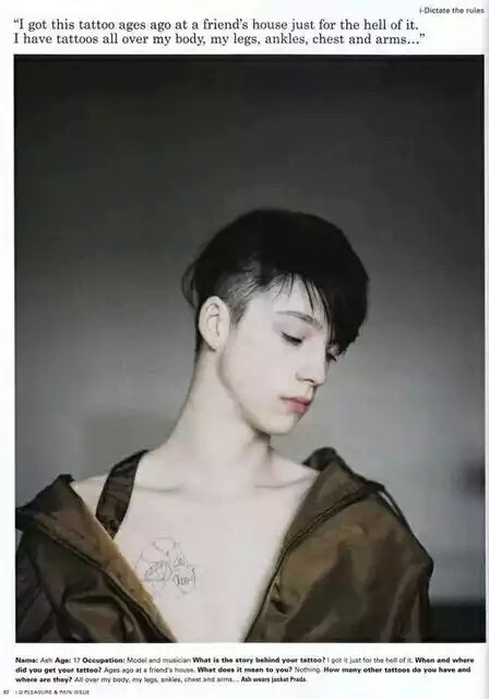 阿什·斯戴梅斯特 (Ash Stymest) 浑身纹身，干瘦，酷酷的表情，充满了90后的个性魅力。阿什·斯戴梅斯特 (Ash Stymest) 的成名十分幸运，他是Hedi Slimane钦定的《Vogue Homme》日本版创刊号的封面男孩，可以说一夜走红，并且红不可挡！阿什·斯戴梅斯特 (Ash Stymest) 叛逆洒脱的形象，除了《Vogue Homme》日本版，如今更是《Dazed and Confused》等新锐视觉系杂志的宠儿。MANNEQUINS 乐队的鼓手。