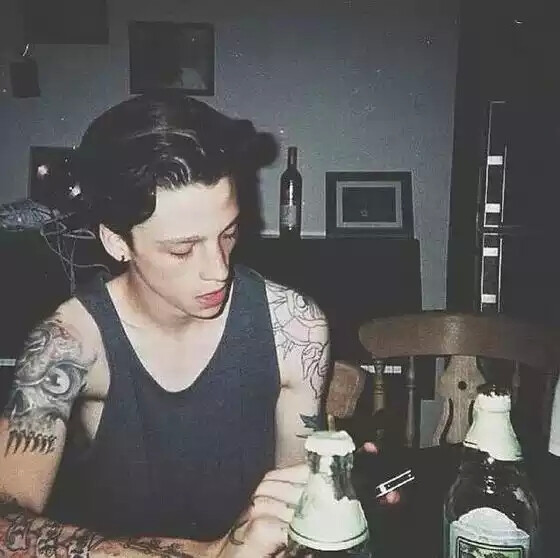 阿什·斯戴梅斯特 (Ash Stymest) 浑身纹身，干瘦，酷酷的表情，充满了90后的个性魅力。阿什·斯戴梅斯特 (Ash Stymest) 的成名十分幸运，他是Hedi Slimane钦定的《Vogue Homme》日本版创刊号的封面男孩，可以说一夜走红，并且红不可挡！阿什·斯戴梅斯特 (Ash Stymest) 叛逆洒脱的形象，除了《Vogue Homme》日本版，如今更是《Dazed and Confused》等新锐视觉系杂志的宠儿。MANNEQUINS 乐队的鼓手。