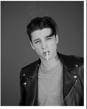 阿什·斯戴梅斯特 (Ash Stymest) 浑身纹身，干瘦，酷酷的表情，充满了90后的个性魅力。阿什·斯戴梅斯特 (Ash Stymest) 的成名十分幸运，他是Hedi Slimane钦定的《Vogue Homme》日本版创刊号的封面男孩，可以说一夜走红，并且红不可挡！阿什·斯戴梅斯特 (Ash Stymest) 叛逆洒脱的形象，除了《Vogue Homme》日本版，如今更是《Dazed and Confused》等新锐视觉系杂志的宠儿。MANNEQUINS 乐队的鼓手。