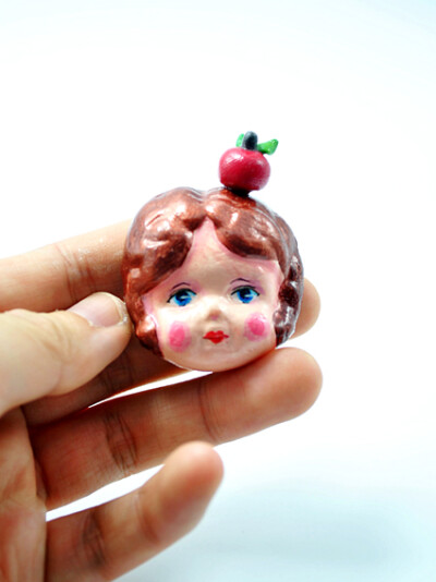 古董娃娃卷发顶苹果可爱女孩儿别针