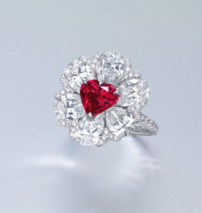 約2.09 克拉心形彩紅色SI2 鑽石戒指，配以1.07 至1.01 克拉梨形D/IF鑽石，附GIA證書，配以鑽石，鑲18k 白金，戒指尺寸5½ Moussaieff設計