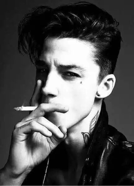 阿什·斯戴梅斯特 (Ash Stymest) 浑身纹身，干瘦，酷酷的表情，充满了90后的个性魅力。阿什·斯戴梅斯特 (Ash Stymest) 的成名十分幸运，他是Hedi Slimane钦定的《Vogue Homme》日本版创刊号的封面男孩，可以说一夜走红，并且红不可挡！阿什·斯戴梅斯特 (Ash Stymest) 叛逆洒脱的形象，除了《Vogue Homme》日本版，如今更是《Dazed and Confused》等新锐视觉系杂志的宠儿。MANNEQUINS 乐队的鼓手。