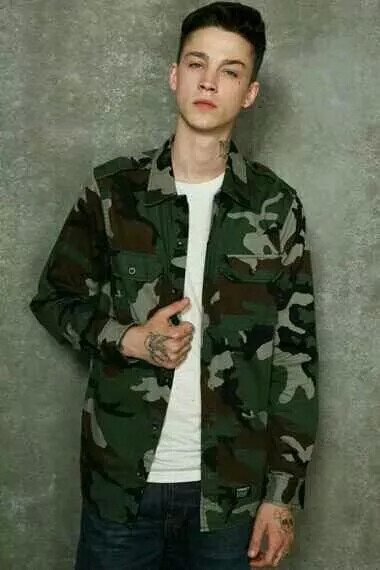 阿什·斯戴梅斯特 (Ash Stymest) 浑身纹身，干瘦，酷酷的表情，充满了90后的个性魅力。阿什·斯戴梅斯特 (Ash Stymest) 的成名十分幸运，他是Hedi Slimane钦定的《Vogue Homme》日本版创刊号的封面男孩，可以说一夜走红，并且红不可挡！阿什·斯戴梅斯特 (Ash Stymest) 叛逆洒脱的形象，除了《Vogue Homme》日本版，如今更是《Dazed and Confused》等新锐视觉系杂志的宠儿。MANNEQUINS 乐队的鼓手。