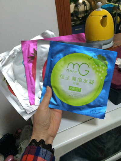 美即面膜 一段时间不知道是不是头被门夹了囤了很多…真的是款款都难用！一点都不推荐！