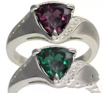 亚历山大变色石(Alexandrite) 变石的英文名称为Alexandrite，俄文名称“Александрит”，音译为“亚历山大石”，是五大名贵宝石之一，属于金绿玉的变色品种。