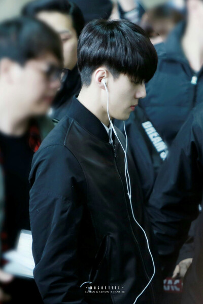 吴世勋 #SEHUN# #吴世勋# 150408 Gimpo Airport 黑发黑衣衬的你越发白净了 cr:logo