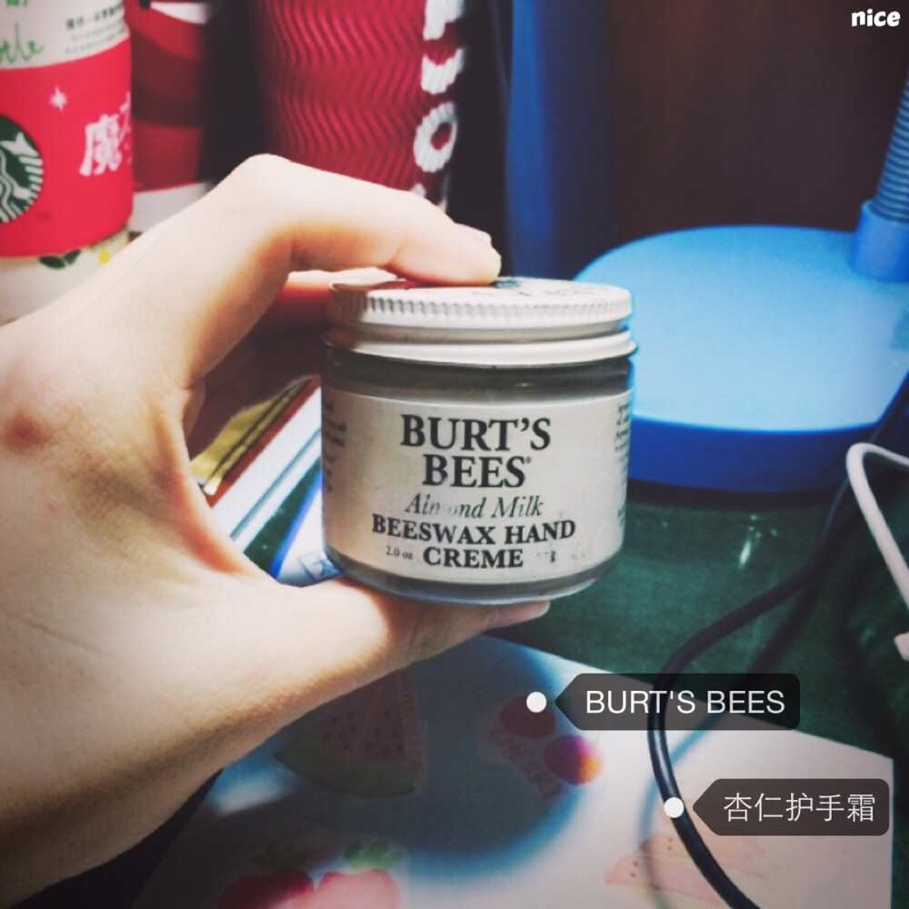 Burt's Bees杏仁护手霜，睡前擦上然后带上手套第二天起来手嫩嫩嗒