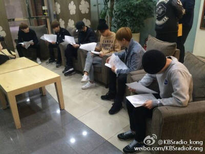 #EXO#做客#Super Junior Kiss The Radio#录音前正在认真看稿的成员们