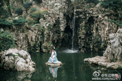 【汉服】《空谷幽兰》绝代有佳人，幽居在空谷。在山泉水清，出山泉水浊。出镜@毛荳子 化妆@陌上金玲 文案@大师兄天道酬勤 服装@重回汉唐汉服店 摄于南京瞻园 摄影@东边糖糖云