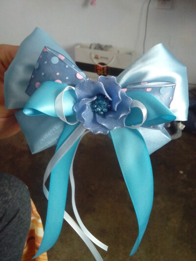 超大蝴蝶结头饰，颜色靓丽，充满着春天的气息！