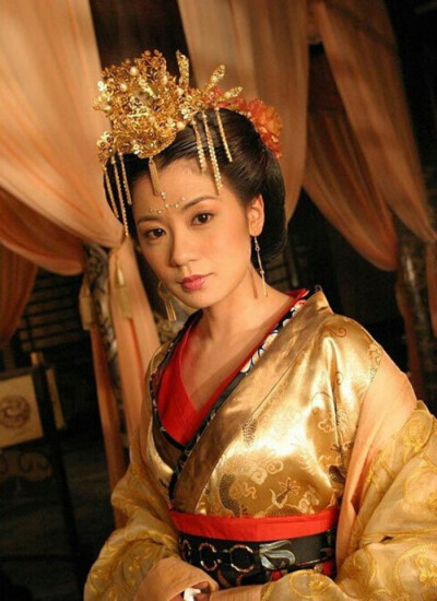 贾静雯《至尊红颜》【武媚娘】她原本与李君羡是一对神仙眷侣。造化弄人成为唐太宗的”才人“，后为唐高宗皇后。聪明活泼，感性，刚柔并俱，不畏强权，选择坚强，去迎接未可知的命运。