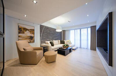贝尔地板驼色的沙发、搭配上浅色木地板，现代感十足，实现传统与现代的完美融合。