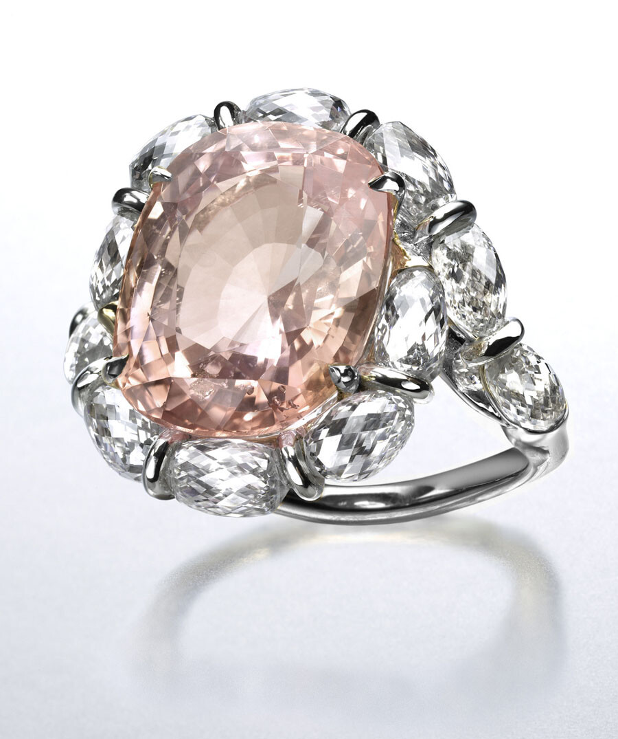 这颗粉色蓝宝石戒指来自Suzanne Syz's