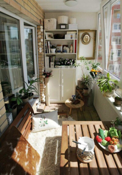 【阳光房】窄窗台，大量小盆栽，户外桌椅也能放进阳台，就算角落一个最简单的柜子，也有满满当当的实用温暖。