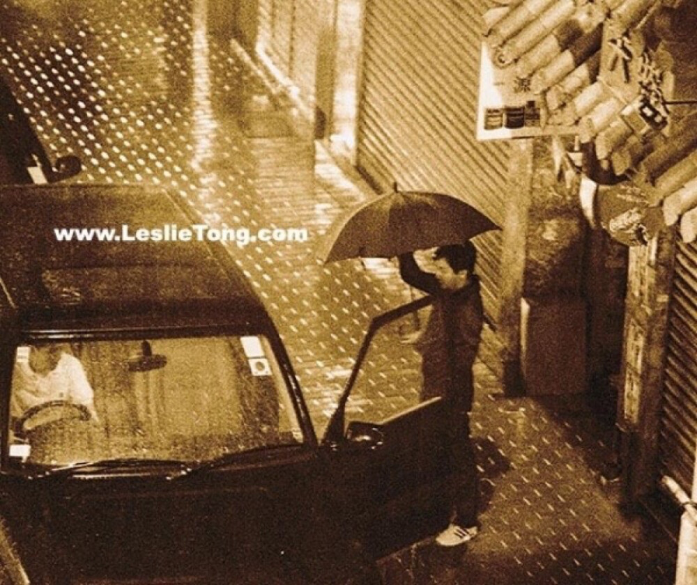  外面在下雨，Tong便急忙赶过来接Cheung， 他远远的下车，先老远地冒雨跑过来把伞递到Cheung的手里，然后才跑回驾驶座调车头，将车泊到Cheung的面前。 Cheung微笑地举着伞， 站在那里，静静地凝视着车里那个深爱的人。 如此这般默默相守的温情，远胜万两金。