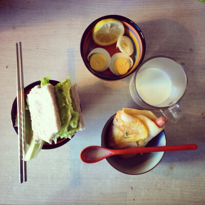 早起补充蛋白质，生菜三明治+蛋饼卷火腿肠别忘了酸奶