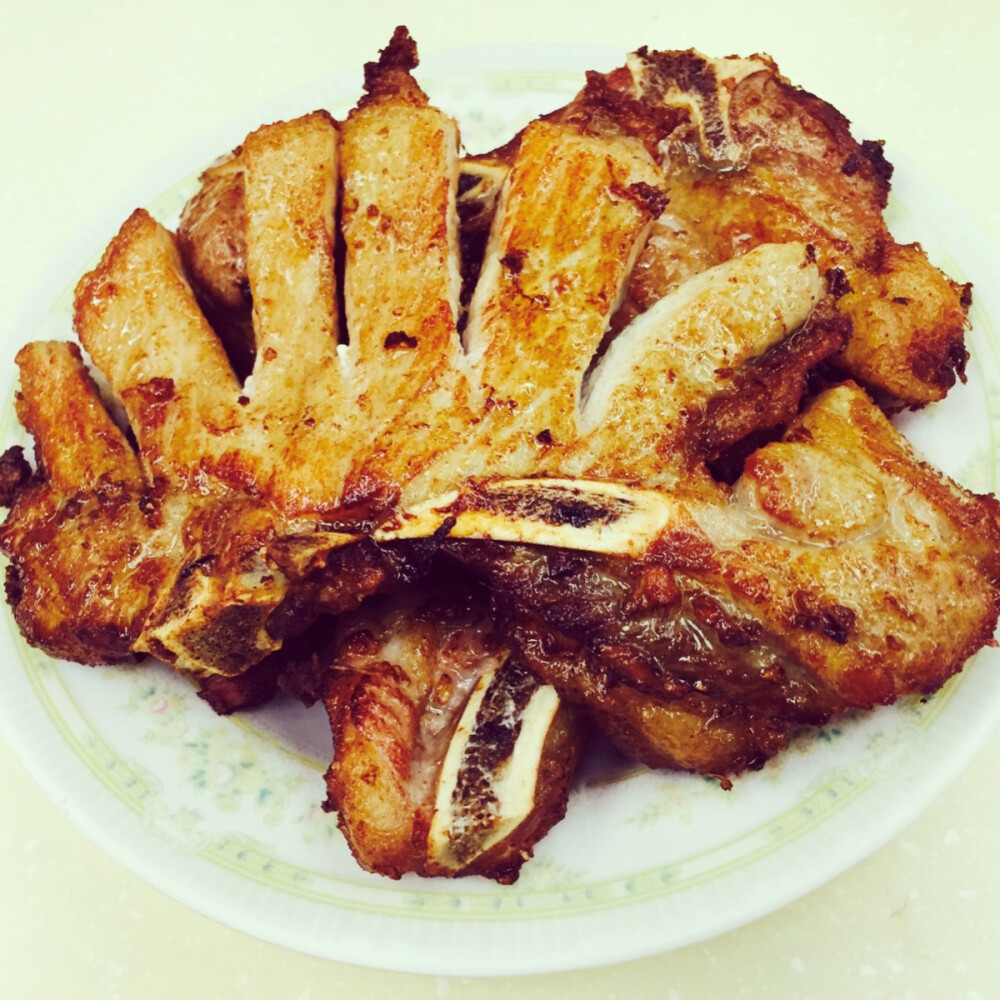 還記得之前說過油麻地地鐵出口有家魚蛋店的魚蛋和炸豬扒草雞好次咩於是今天坐下來就和老闆娘要了3個豬扒以老闆娘的眼神看我翻譯成漢語絕壁是「你一個小姑娘你是豬啊次那麼多⋯大陸平時沒得豬扒吃麽好可憐」哈哈哈看她臉上變化著內心的獨白好搞笑撒～先趁熱吃涼了就不好吃了