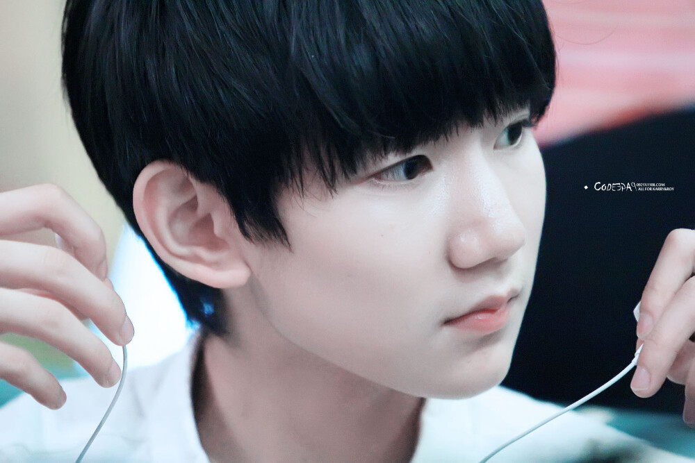 TFBOYS王源 140725 上海返重庆 cr：CodePage92118