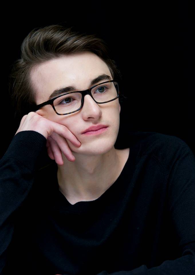 Isaac Hempstead-Wright1999-04-09出生于英国，因在#权力的游戏# #冰与火之歌#中饰演 布兰·史塔克（Bran Stark）一角而为人所知。