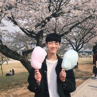 你想听的那些话 虽然我不能全都说给你听 可你所梦想的未来 我是真的想参与其中