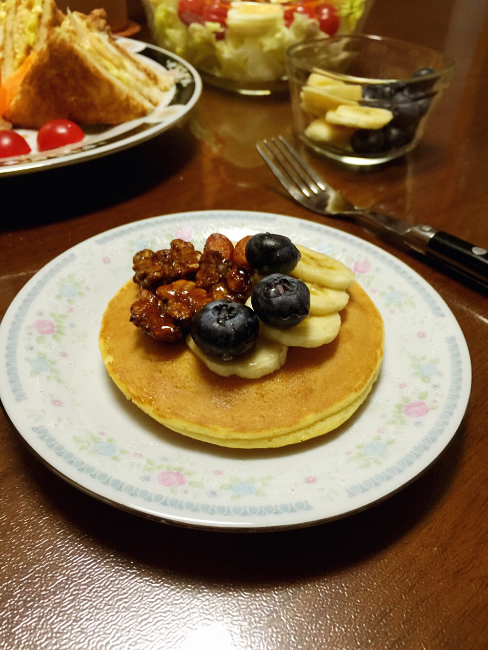 【香蕉蓝莓坚果松饼配玫瑰糖浆】