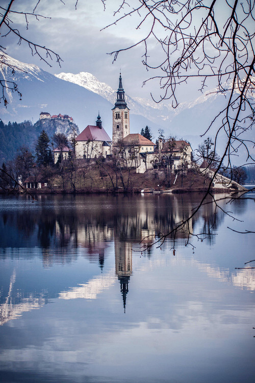 Bled Island, Lake Bled, Slovenia。斯洛文尼亞西北部上卡尼鄂拉地區(qū)的布萊德島，是斯洛文尼亞唯一一座天然島嶼，位于布萊德湖，島上有幾座建筑，最大的是圣母升天教堂，像童話世界般美好。今天，它是一個重要的會議中心和旅游度假區(qū)，提供各種體育活動（高爾夫，釣魚，馬術(shù)），是背包客和遠足的出發(fā)點，特別是在附近的特里格拉夫國家公園。