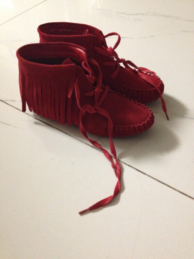 新鞋子，好喜欢这个红色，可是没有合适的衣服搭只好再去换成咖啡色的T^T