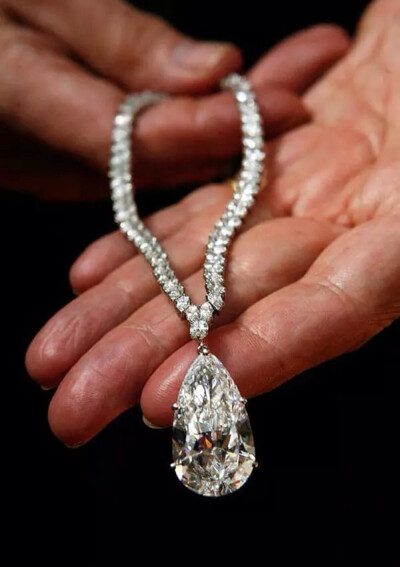 硕大钻石项链，这颗估价达到220万英镑的梨形38克拉钻石，最终成交在350万英镑，成为了“拍卖之星”。