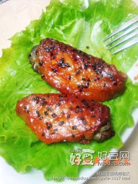 COOK100蒜香烧烤鸡翅中 食材 主料 鸡翅中 9个 辅料 蒜香烧烤酱 1包 盐 10g 糖 3g 料酒 2大勺 姜片 3片