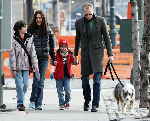 【Paul Bettany、Jennifer Connelly 一家】左边大儿子是詹妮弗和前男友生的叫Kai，中间是他俩的第一个孩子是男孩叫Stellan，居然是根据演员Stellan Skarsgård的名字取的~~也是很喜欢的男神辈出的瑞典演艺世家啊！2011年两人的第二个孩子是个女儿叫Agnes Lark Bettany。三个孩子太有爱了~~最喜欢他们这对儿，希望永远能在一起！